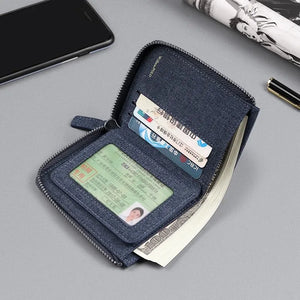 Carteira masculina de nylon azul aberta, com janela para documento e cédulas