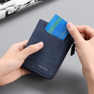 Carteira masculina de nylon azul com zíper, com cartão sendo inserido