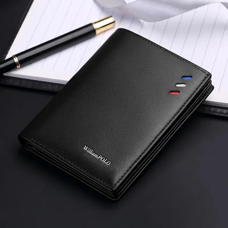 Carteira masculina em couro preta vertical sobre a mesa, ao lado de caderno e caneta