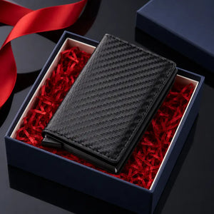 Carteira masculina slim Bastião Carbon preta em caixa de presente azul com fita vermelha