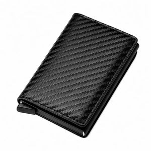 Carteira masculina slim Bastião Carbon preta fechada em ângulo sobre fundo branco