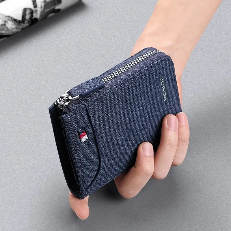 Carteira masculina de nylon azul com zíper segurada na mão