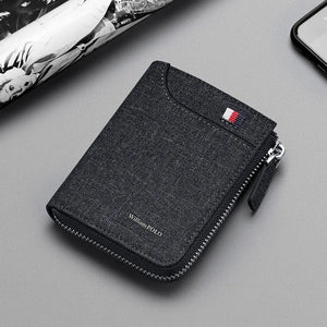 Carteira masculina de nylon preta com zíper, vista de trás, sobre a mesa