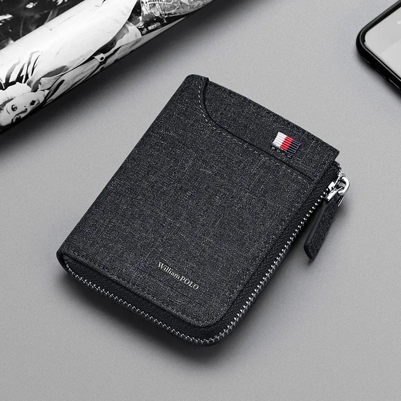 Carteira masculina de nylon preta com zíper, vista de trás, sobre a mesa