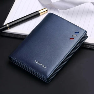 Carteira masculina em couro azul-marinho vertical, ao lado de caderno e caneta