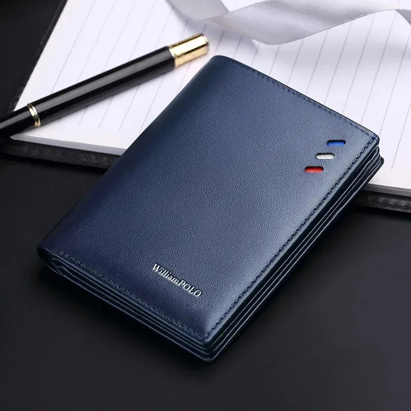 Carteira masculina em couro azul-marinho vertical, ao lado de caderno e caneta