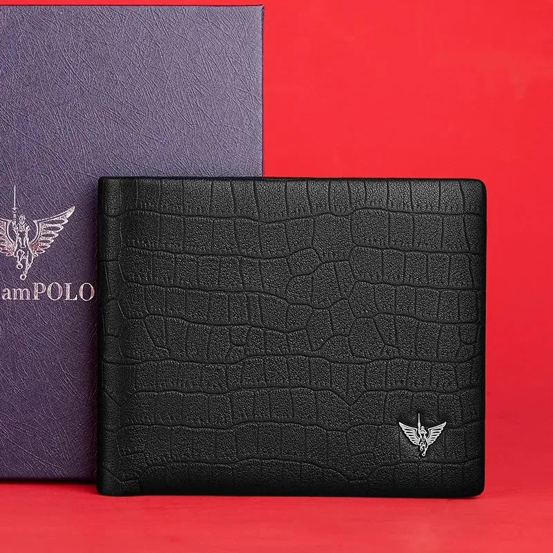 Carteira masculina em couro preta em pé, com textura de croco, em cena elegante