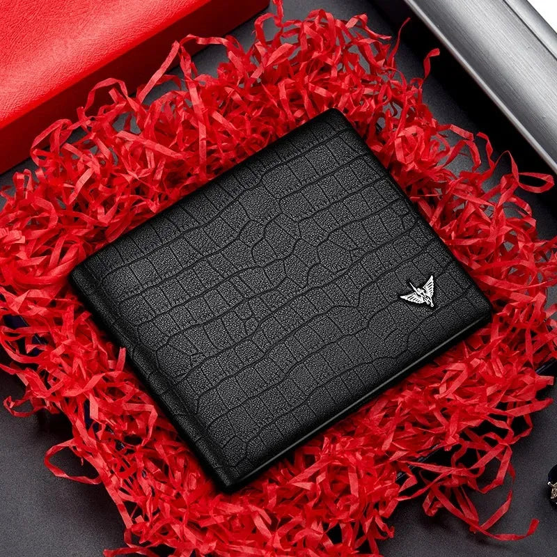 Carteira masculina em couro preta com textura de crocodilo, sobre forro vermelho