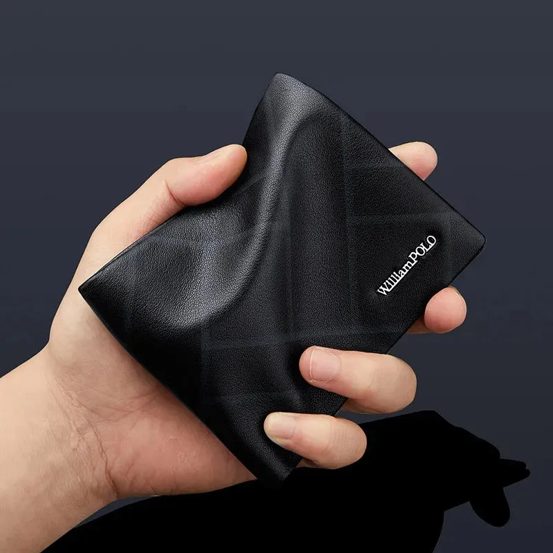 Carteira masculina em couro legítimo segurada na mão, mostrando o tamanho compacto