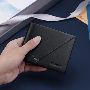 Carteira masculina em couro preta segurada na mão, com design de envelope