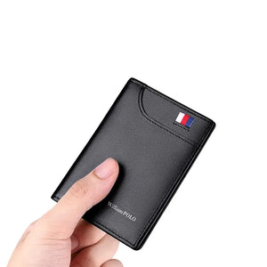 Carteira masculina em couro preta slim de couro liso, segurada na mão